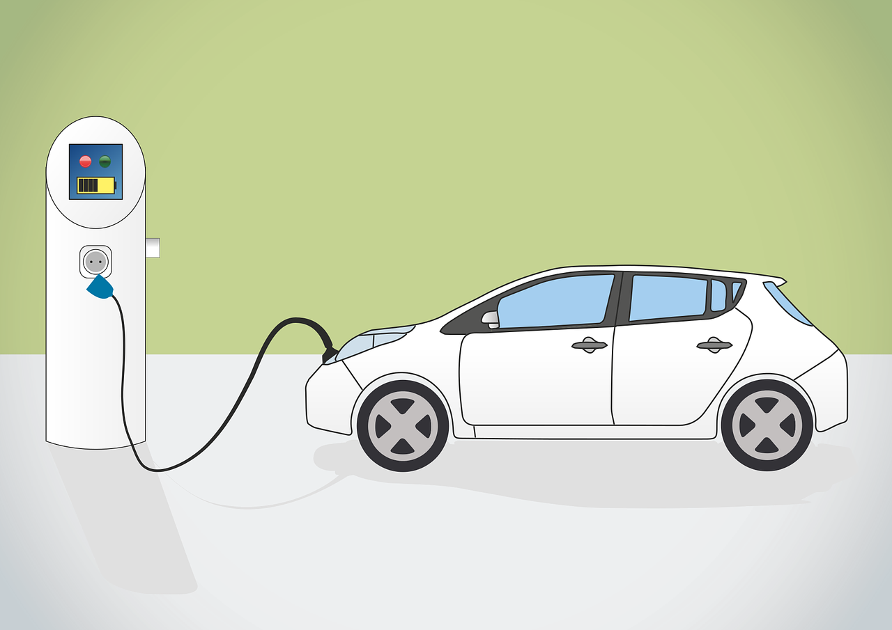 Ilustração de um carro elétrico branco genérico conectado a um carregador em uma estação de recarga, sobre fundo verde claro